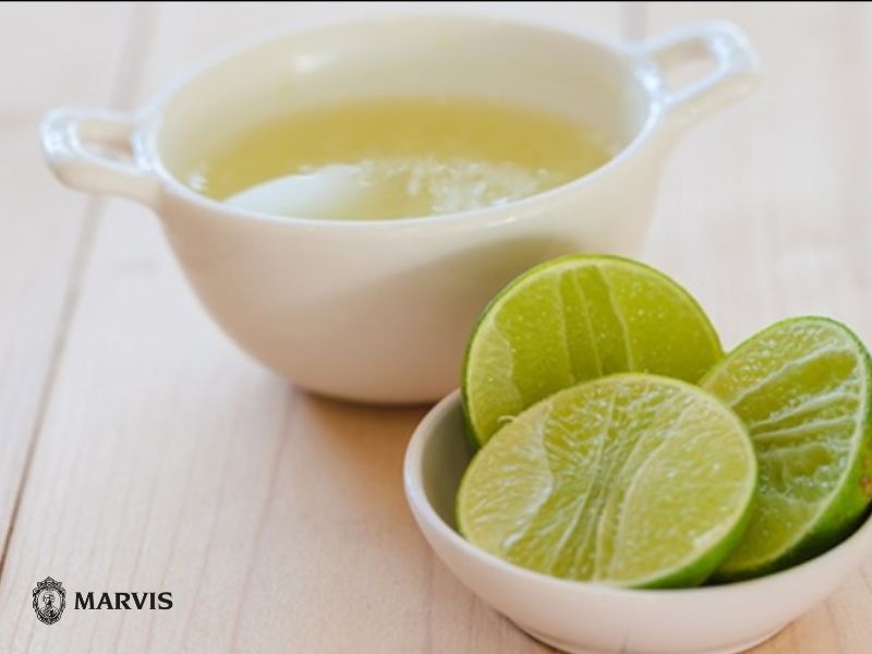 làm trắng răng bằng chanh và kem đánh răng