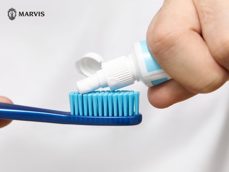 đánh răng bị chảy máu là bị gì