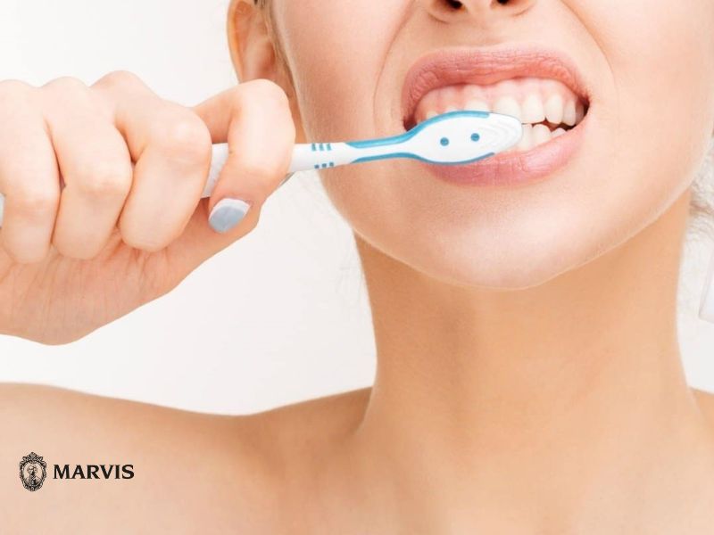 đánh răng trước hay súc miệng trước