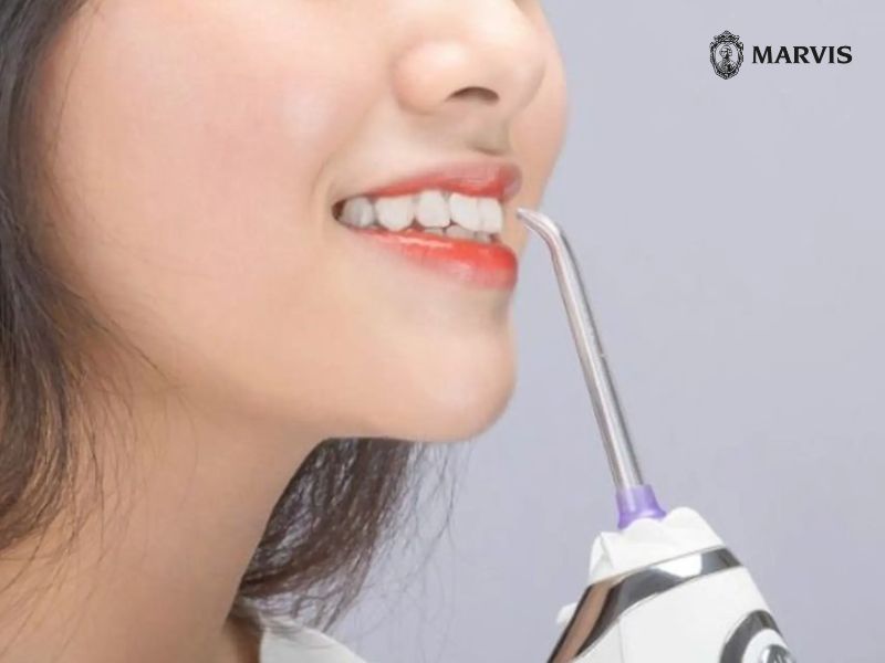 Sử dụng tăm nước trước hay sau đánh răng