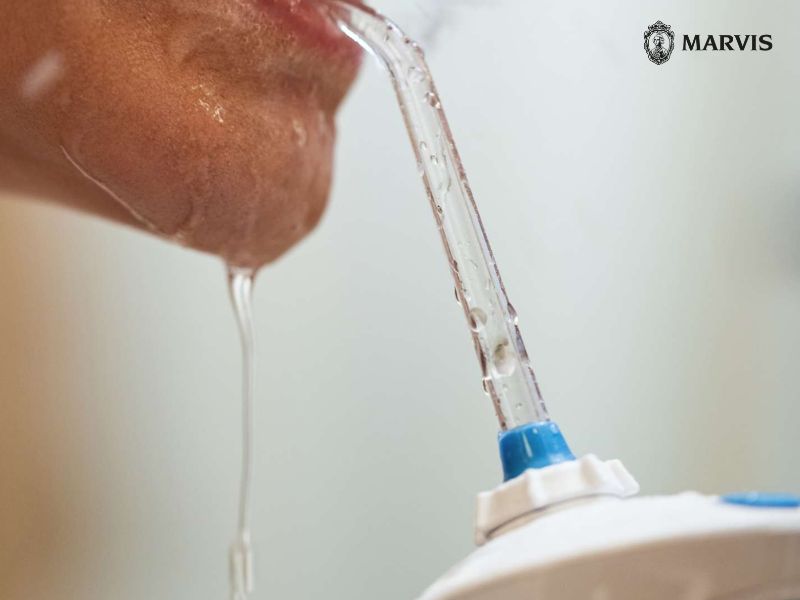 Sử dụng tăm nước trước hay sau đánh răng