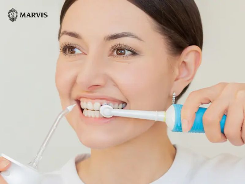 Sử dụng tăm nước trước hay sau đánh răng