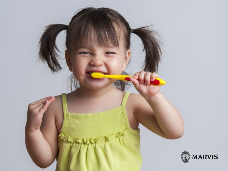 Các bước đánh răng của trẻ mầm non