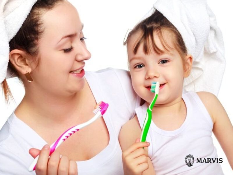 Các bước đánh răng của trẻ mầm non