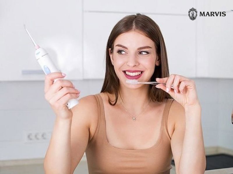 Hướng dẫn chi tiết cách vệ sinh răng niềng bằng tăm nước
